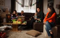 In aller Freundschaft – Bei den Brentanos ist Weihnachten immer doppelt Trubel. Ihr großer Sohn Oskar (Leonard Scholz, li.) hat Geburtstag. Doch dieses Jahr hat Philipp (Thomas Koch, 2.v.re.) alles so gut vorbereitet, dass er Arzu (Arzu Bazman, re.) ein paar Stunden Erholung in der Sauna verschafft. 2.v.li: Max Brentano (Ben Grünberg); 3.v.re. Pauline Brentano (Lara Schierack)