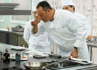 Kochen ist Chefsache – Stolzer Drei-Sterne-Koch: Jean Reno (vorne) als Alexandre Lagarde