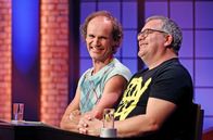 Wer weiß denn sowas? – Rateteam-Kapitän Elton (l.) und der Comedian und Kabarettist Olaf Schubert (l.) bilden ein Rateteam.