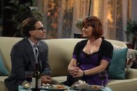 The Big Bang Theory – Nachdem Howard das Marsgefährt in einen Graben gesetzt hat, soll Leonard (Johnny Galecki, l.) seine neue "Freundin" Stephanie (Sara Rue, r.) nach Hause bringen - mit Folgen ...