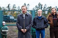 Wackersdorf – Demo am Zaun: Hans Schuierer (Johannes Zeiler, links), Vollmann (Florian Brückner, Mitte) und Lehrer Eberwein (Andreas Nickl).