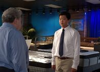 Fresh off the Boat – Harv (George Wendt, l.); Eddie Huang (Hudson Yang, r.)