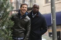 Brooklyn Nine-Nine – Jake Peralta (Andy Samberg, l.); Captain Ray Holt (André Braugher, r.)