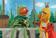 Sesamstraße – Bert (r.) als Prinzessin, Ernie (l.) als Frosch