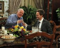 How I Met Your Mother – Als Barney (Neil Patrick Harris, r.) endlich seinen Vater (John Lithgow, l.) kennenlernt, ist er sehr überrascht, wie dessen Leben bisher verlaufen ist ...