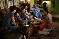 The Middle – Verbringen einen lustigen Abend zusammen: Brick (Atticus Shaffer, 2.v.l.), Sue (Eden Sher, 3.v.l.), Axl (Charlie McDermott, l.), Tante Edie (Jeanette Miller, 3.v.r.), Tante Ginny (Frances Bay, 2.v.r.) und Bob (Chris Kattan, r.) ...