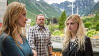 Das Alter der Erde – Nils (Felix Vörtler) möchte, dass Tochter Tilde (Sinje Irslinger, rechts) auf eigenen Beinen steht während Mutter Birthe (Ann-Kathrin Kramer) sie zuhause halten will.