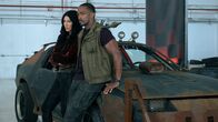 Twisted Metal – Kurz vor der Qualifikation treffen Quiet (Stephanie Beatriz, l.) und John (Anthony Mackie, r.) auf ihre Konkurrenz. Unter den Teilnehmern befinden sich auch einige bekannte Gesichter, die für den Sieg vor nichts zurückschrecken.