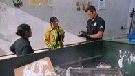 The Rookie – Officer John Nolan (Nathan Fillion, r.) und seine Partnerin, die Feuerwehrfrau Bailey Nune (Jenna Dewan, M.), stehen zusammen mit Officer Celina Juarez (Lisseth Chavez, l.) vor einem großen Rätsel: Warum verbrennt jemand einen Haufen Geld?
