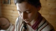 Frei.Klar.Liebend – Sandra (Anna Sophie Schindler) in der Hütte.