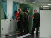 Lockdown - Hinter Gittern – Lockdown wirft einen Blick hinter die Mauern: Egal ob die kokainsüchtige Mutter, der heroinsüchtige Wiederholungstäter oder der manisch-depressive Häftling - alle kämpfen mit den äußerst brutalen Bedingungen im Bezirksgefängnis ...