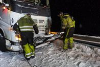Ice Road Rescue - Extremrettung in Norwegen – Andrzej und Terje entfernen den Rammschutz von der Vorderseite des Lastwagens. (National Geographic für Disney)