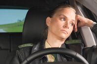 Hubert und Staller – Sonja (Annett Fleischer) ist vom Chauffeur-Dienst genervt.