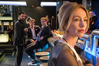 Tatort – An der Bar mit den Bänkern: Kunstprofessorin Claudia Denk (Ursina Lardi) wird beobachtet von Tobias Krenz (Volkram Zschiesche, l) und seinen Kollegen Jonas Stein (Hannes Wegener) und Oliver Kern (Julian Weigend, 3.v.l.).