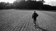 Streetphilosophy – Macht Rückzug das Leben einfacher oder komplizierter? Jonas auf dem Weg in den Wald.