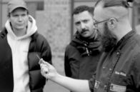 Streetphilosophy – Bei einem Steak-Grundkurs in der Grillakademie Berlin ist Jan (li.) mit Fikri Anil Altintas (Mi.) verabredet, der sich als Autor mit Männlichkeitsbildern auseinandersetzt.