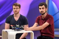 1, 2 oder 3 – Die Robotik-Experten Elia Kaufmann und Leonard Bauersfeld erzählen Elton, dass die Quadcopter in der Zukunft auch für Feuerwehreinsätze genutzt werden sollen.