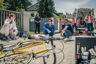 SOKO München – Die SOKOs am Tatort: Billie Curio (Sina Reiß, l.), Dr. Weissenböck (Florian Odendahl, 4.v.l.) und Dominik Morgenstern (Joscha Kiefer, 3.v.r.)