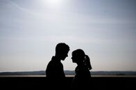 Eternal – Elias (Viktor Hjelmsø, l.) und Anita (Anna Søgaard Frandsen, r.) sind verliebt, doch Elias entscheidet sich an einem Scheideweg zwischen Beruf und Familie gegen Anita und bereut diese Entscheidung Jahre später.