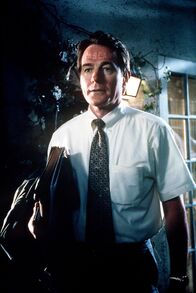 Malcolm mittendrin – Hal (Bryan Cranston) kommt nach einem ereignisreichen Tag beim Autorennen nach Hause.