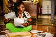 Death in Paradise – Als Naomi Thomas (Shantol Jackson) auf dem Polizeirevier die Akten des ungelösten Mordfalls durchsieht, fällt ihr etwas Auffälliges auf.