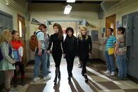 The Goldbergs – (v.l.n.r.) Carla (Alex Jennings); Erica Goldberg (Hayley Orrantia); Lainey Lewis (AJ Michalka)