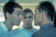 Funny Games – Paul (Arno Frisch, l.) und Peter (Frank Giering) sind sadistische Psychopathe und bedrohen Georg (Ulrich Mühe, r.) und seine Familie.