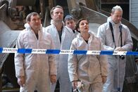 Tatort – Auf der Indoor-Müllhalde wird die Leiche gefunden. Einige Spurensicherer, darunter (Daniel Krauss, li.) und die Hauptkommissare Nina Rubin (Meret Becker, vorne re.) und Robert Karow (Mark Waschke, 2. v. li.) sondieren die Lage.