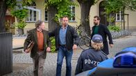 SOKO Wismar – Der Gymnasiallehrer Carsten Schubert (Jörg Zuch, l.) hat das Opfer in jener verhängnisvollen Nacht übergriffig angemacht. Wie sich herausstellt, haben die beiden auch eine Vergangenheit. Verständlich, dass ihr Ehemann Markus Krinke (Florian Kleine, r.) ihn zur Rede stellen will. Lars Pöhlmann (Dominic Boeer, M.) muss sich dazwischen stellen.