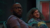 Woke – Keef Knight (Lamorne Morris, l.) und Gunther (Blake Anderson, r.)