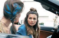 Zimmer 108 – Yasmine (Charlie Chan Dagelet, re.) fährt ihre Freundin Alice (Lize Feryn, li.) zu deren Familie: Das erste Zusammentreffen nach dem Tod von Jasper steht bevor.