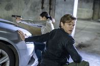 MacGyver – Desi Nguyen (Levy Tran, l.); Angus MacGyver (Lucas Till, r.)