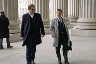 Bull – Bringen die Bank Brannigan Trust vor Gericht, die bei einem dubiosen Aktiengeschäft mehrere Kunden um ihr Erspartes betrogen hat: Bull (Michael Weatherly, l.) und Benny (Freddy Rodriguez, r.) ...