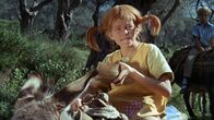 Astrid Lindgren:: Pippi Langstrumpf – Pippi Langstrumpf (Inger Nilsson) hat sich mit Tommy und Annika auf die Reise gemacht, um ihren Vater aus der Gewalt der Seeräuber zu befreien.