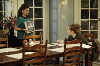 Last Man Standing – Mandy (Molly Ephraim, l.) heimst die Belohnung ein, die eigentlich Eve (Kaitlyn Dever, r.) verdient hätte ...