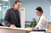 In aller Freundschaft – Für Prof. Dr. Maria Weber (Annett Renneberg) hagelt es eine schlechte Nachricht nach der anderen. Immer mehr ihrer Patient*innen haben Probleme mit den von ihr eingesetzten Herzklappen. Klinikleiter Dr. Martin Stein (Bernhard Bettermann) bittet sie herauszufinden, woran das liegen könnte. Doch nun ist sogar eine Patientin verstorben.
