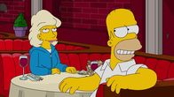 Die Simpsons – Von der hübschen Julia (l.), die genauso tickt wie er selbst, ist Homer (r.) hin und weg ...