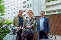 Morden im Norden – Finn (Sven Martinek, l.) und Lars (Ingo Naujoks, r.) wollen herausfinden, was an den Vorwürfen der Sozialarbeiterin Britta Münzer (Marion Kracht, M.) gegen Karak dran ist. Doch die hat das Vertrauen in die Polizei verloren.