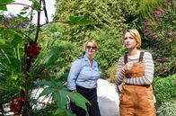 WaPo Bodensee – Denise Munk (Zoë Valks, r.) erklärt Nele Fehrenbach (Floriane Daniel, l.), wie man aus dem Wunderbaum Gift extrahieren kann.