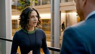 Parlament – Zeyneb (Soma Pysall) versucht Martin (Johann von Bülow) zu überzeugen.