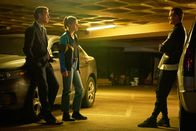 The Informer – Die FBI-Agentin Wilcox (Rosamund Pike, M.) und ihr Kollege Montgomery (Clive Owen, l.) schlagen Pete Koslow (Joel Kinnaman, r.) einen Deal vor, den er nicht ablehnen kann.