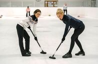 Zurück aufs Eis – Ein gutes Team auf dem Eis: Maren (Inka Friedrich, li.) und Heike (Franziska Schlattner, re.).
