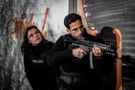 Stralsund – Kommissarin Nina Petersen (Katharina Wackernagel) und Kommissar Karim Uthman (Karim Günes) erreichen das Gebäude, in dem der Entführer sich mit dem entführten Mädchen versteckt hält, und sichern sich den Weg.