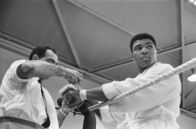 Muhammad Ali - Der Jahrhundertboxer – Trainer Angelo Dundee bandagiert Muhammad Alis Hände. White City, London, 18. Mai 1966