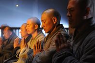 Shaolin – Mit der Zeit, die Hao (Andy Lau,m.) im Tempel verbringt, lernt er das Leben der Mönche zu schätzen, wird ausgeglichener und ist auf bestem Weg seinen Frieden zu finden. Doch Cao ist nicht weit.
