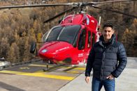 Einstein – Moderator Tobias Müller vor einem Helikopter Copyright: SRF