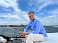 Terra X: Weltstädte – Leon Windscheid auf einem Motorschiff auf dem Marmarameer, einem Binnenmeer im Mittelmeer