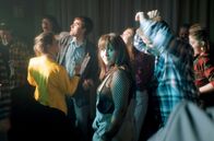 Blackport – Party in der Blackport-Baracke: Mit wem tanzt Tinna (Kristín Þóra Haraldsdóttir, Mi.) da?