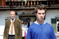 Der Bergdoktor – Simon Brandl (Constantin Gastmann, r.) hat sich gerade von Martin untersuchen lassen und hat wenig Lust, mit seinem Vater Rainer (Karl Kranzkowski, l.) darüber zu sprechen.