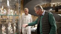 Aus dem Rahmen – Peter Augendopler und Karl Hohenlohe vor der Porzellanfigurensammlung des PANEUM.